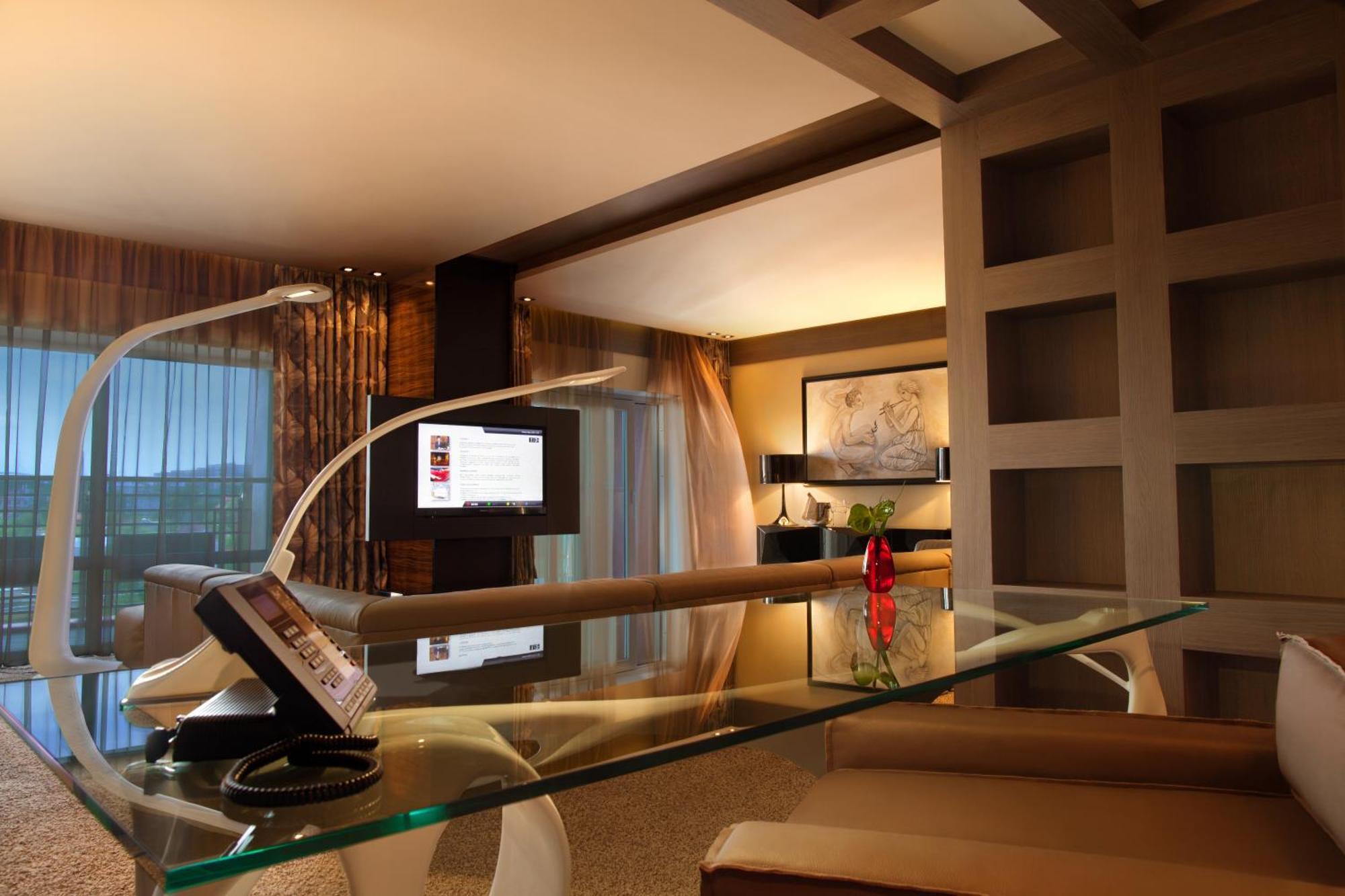 Mirotel Resort And Spa Truskavets Exterior photo A curved monitor