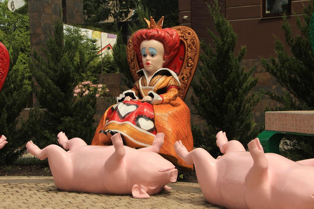 Mirotel Resort And Spa Truskavets Exterior photo The Queen of Hearts and her two pigs