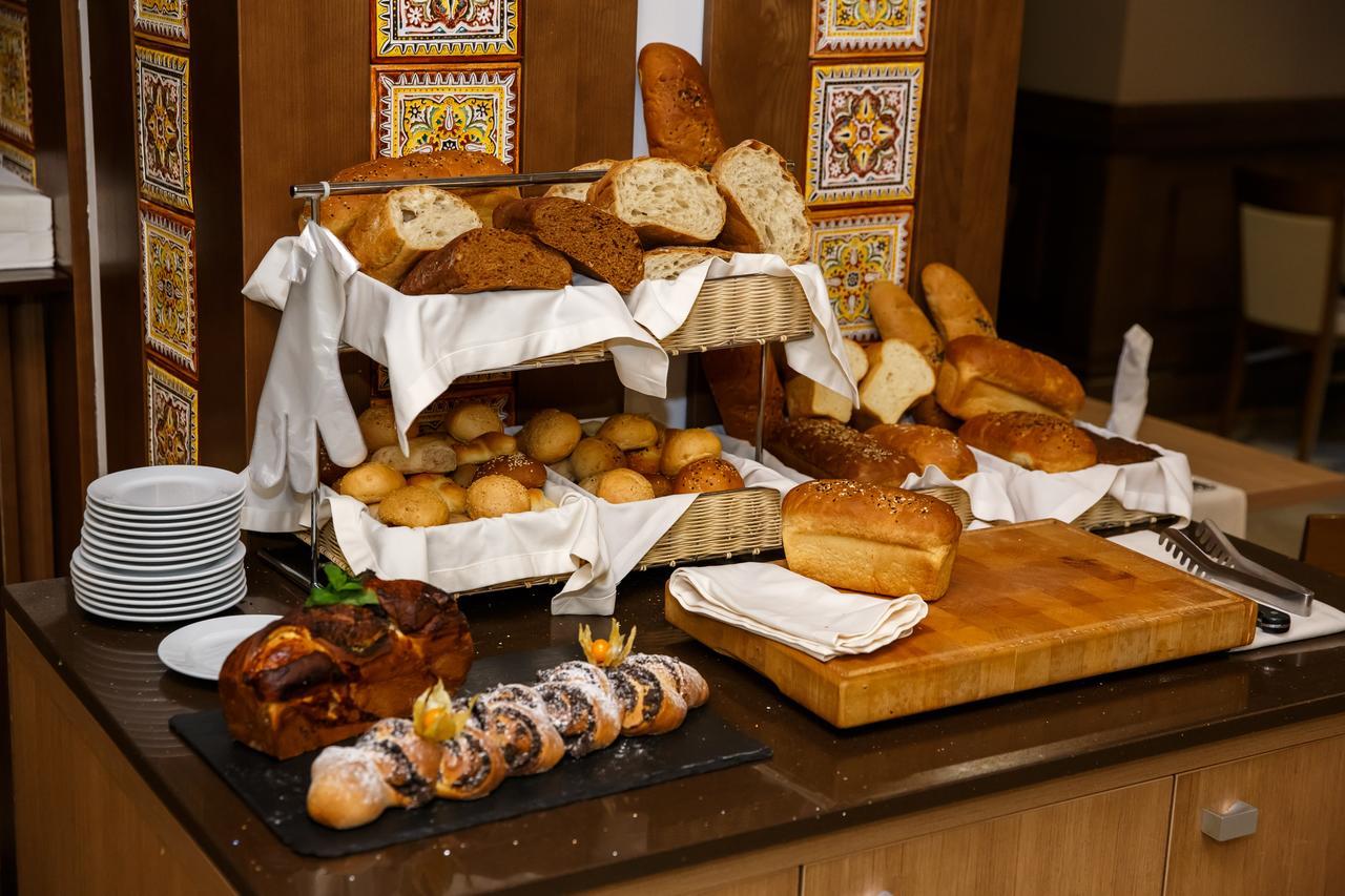Mirotel Resort And Spa Truskavets Exterior photo A bread station
