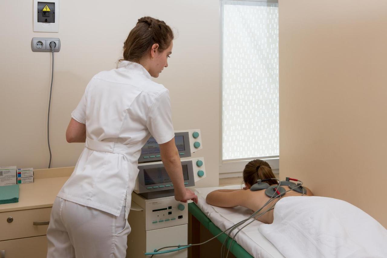 Mirotel Resort And Spa Truskavets Exterior photo A physiotherapist treating a patient with electrical stimulation